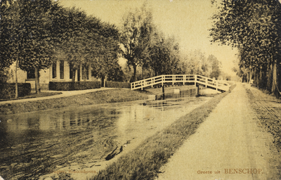 130043 Gezicht op de Benschopper Wetering te Benschop, met links het pand Dorp 266 (Dokterswoning, voormalig Raadhuis).